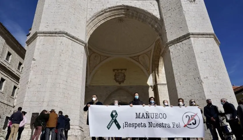 Manifestación en Valladolid convocada por los Abogados Cristianos. FOTO ICAL (3)
