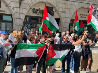 Manifestantes pro Palestina se manifiestan en el puente de Enrique Estevan de Salamanca
