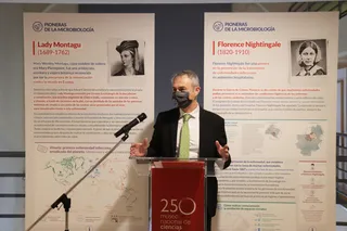 Ricardo Rivero en la inauguración de la exposición ‘Pioneras de la Microbiología’ (Madrid) | FOTO USAL