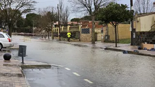 Movilizados los bomberos por una inundación en las calles de Miranda de Azán | Andrea Mateos