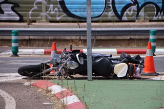 Accidente entre una moto y un turismo en Galindo y Perahuy