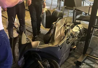 Un repartidor positivo en drogas pierde el control de su moto e impacta contra la terraza de un restaurante en la calle Pozo Amarillo