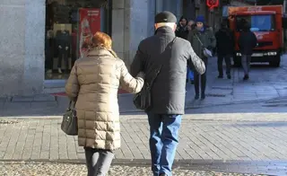 Una pareja de ancianos paseando por una calle de Salamanca 