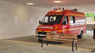 Furgoneta de Bomberos de Salamanca en el hospital durante la intervención en la tarde de este martes 