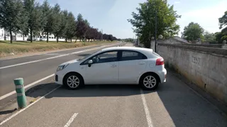 Vecinos de Aldeatejada denuncian el uso indebido del carril bici como sitio para aparcar de algunos conductores