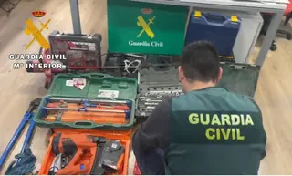 Detienen a tres varones por robar en el interior de diversos vehículos en Salamanca