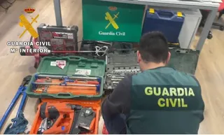 Detienen a tres varones por robar en el interior de diversos vehículos en Salamanca