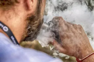 Un hombre con un vaper. Foto Ricardo Rubio - Europa Press