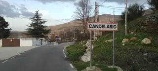 Entrada a Candelario por la carretera de La Garganta, junto a las piscinas