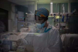 Una sanitaria, trabajando durante la pandemia. | EP