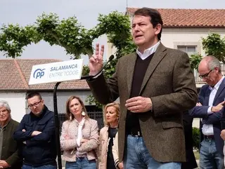 Mañueco durante su visita en Alba de Tormes. ICAL