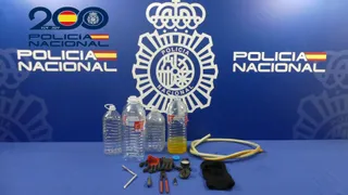 Detienen a un varón robando combustible de un coche