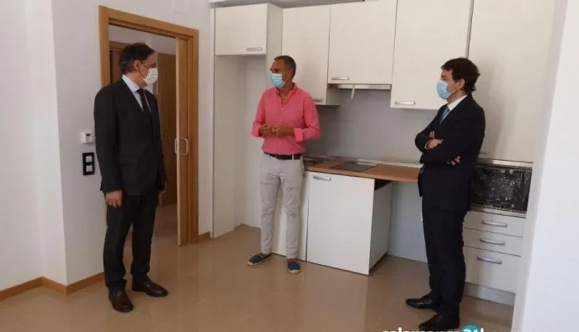 Carlos García Carbayo, alcalde de Salamanca, y Alfonso Fernández Mañueco, presidente de Castilla y León, visitan una vivienda de protección oficial en Salamanca. Foto SALAMANCA24HORAS.