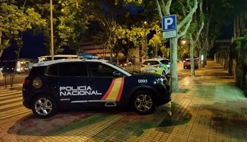 Agentes de la policía en la residencia universitaria ubicada en el paseo de San Vicente