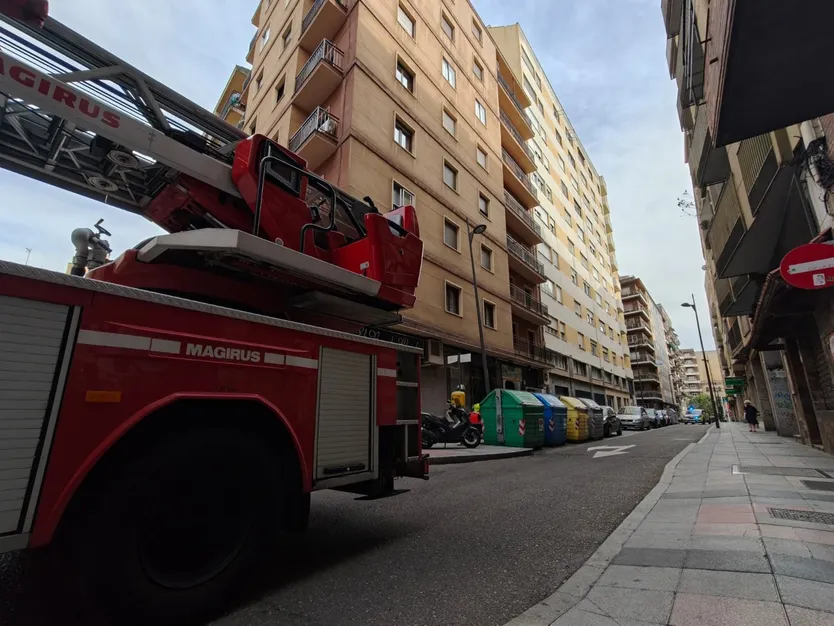 Bomberos y Policía de Salamanca en la calle Rodríguez Fabrés