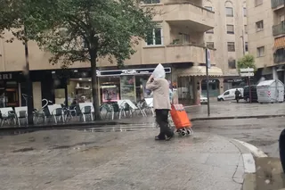 Un viandante bajo la lluvia | Salamanca 24 Horas