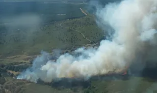 Activo el Nivel 1 en un incendio forestal en Brañuelas, León. Foto JCyL