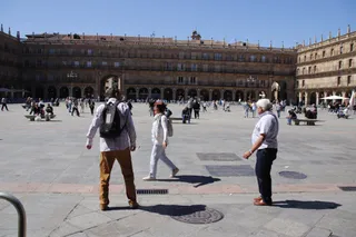 Gente por las calles de Salamanca