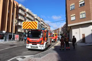 Bomberos en la carretera de Ledesma | Mateo G. J.