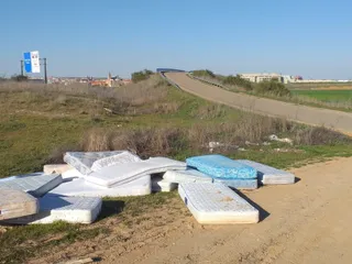 FOTODENUNCIA | Un vertedero ilegal en Vistahermosa a base de colchones y escombros