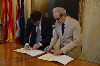 Firma del acuerdo de colaboración entre el Ayuntamiento y la USAL