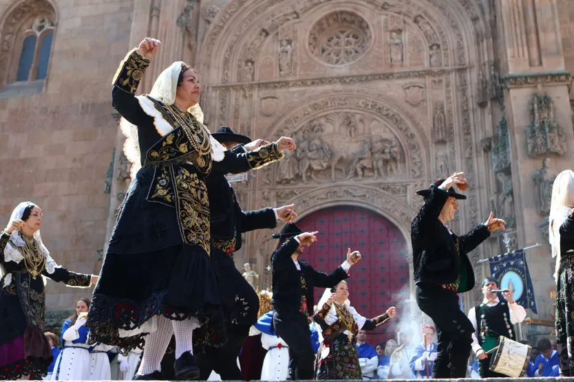 Procesión del encuentro de Nuestra Señora de la Alegría y Jesús Resucitado en el Domingo de Resurrección en Salamanca