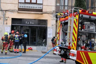 Bomberos y Policía Local actuando por salida de humo de un restaurante en la plaza del Mercado. Fotos S24H (17)