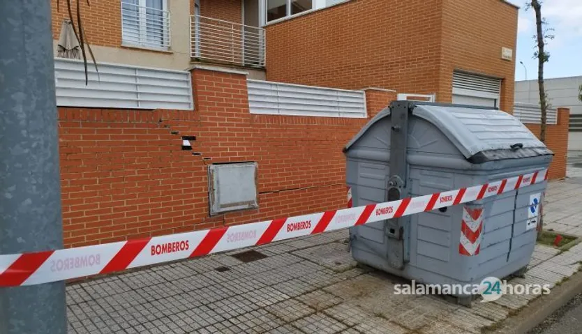 GALERÍA | Los Bomberos acuden a Chamberí a reforzar el muro de un chalet derrumbado por un camión de la basura
