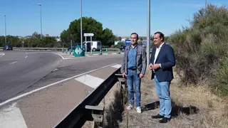 Pedro Samuel Martín y David Mingo en la rotonda del E.Lecrerc