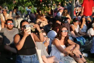 Gente viendo el eclipse en el parque Elio Antonio de Nebrija en Salamanca | Andrea Mateos