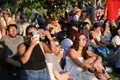 Gente viendo el eclipse en el parque Elio Antonio de Nebrija en Salamanca | Andrea Mateos