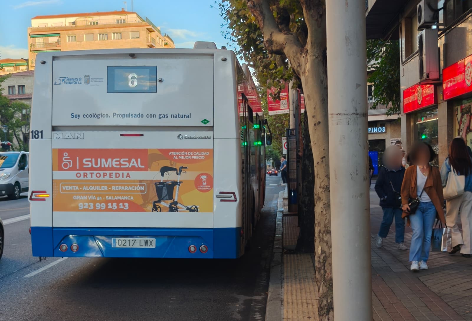 Diferentes baldosas en la avenida de Mirat con un autob&uacute;s urbano
