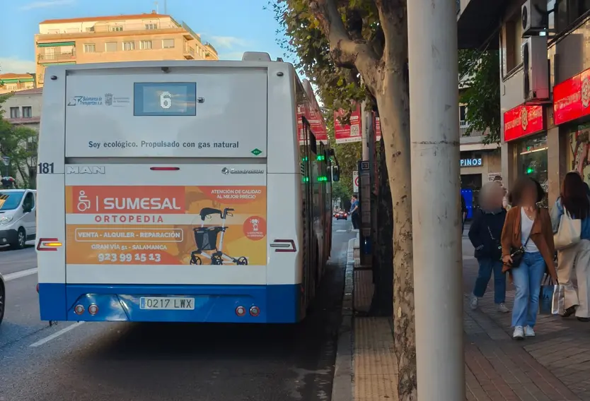 Diferentes baldosas en la avenida de Mirat con un autobús urbano
