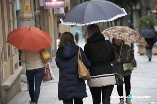GENTE CON ABRIGO PARAGUAS LLUVIA 0