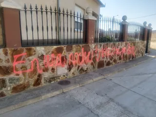 Pintada aparecida en la valla de la vivienda del alcalde de Palaciosrubios