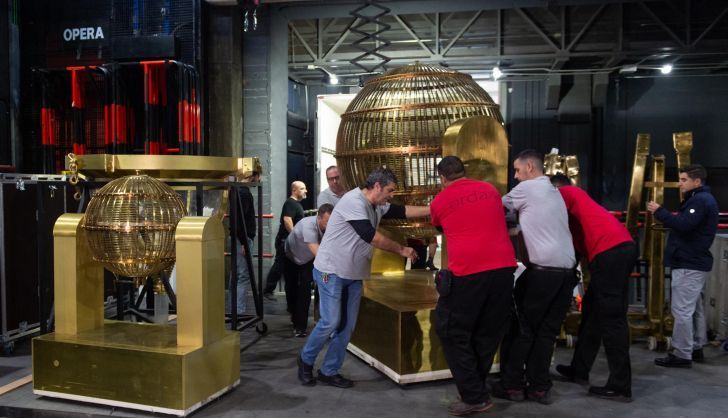 Colocación de bombos de la Lotería de Navidad