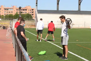 Pablo Espina y Jesús de Miguel realizan ejercicios físicos.