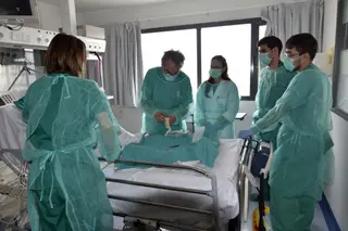 El enfermero consultor de heridas crónicas y agudas del hospital, Lorenzo Pérez, atiende a un paciente