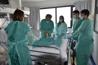 El enfermero consultor de heridas crónicas y agudas del hospital, Lorenzo Pérez, atiende a un paciente