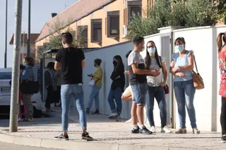 Opositores, en los alrededores del colegio María Moliner de Castellanos de Moriscos