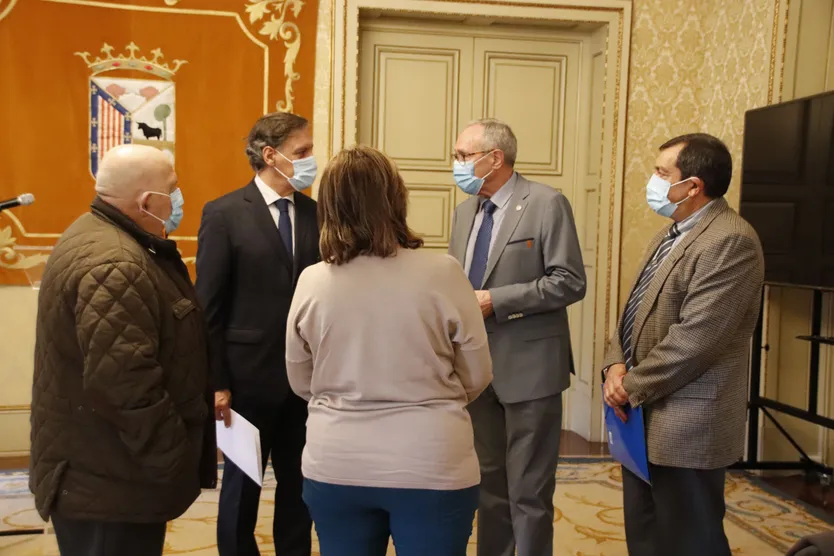 El alcalde de Salamanca, recibe al primer defensor de las Personas Mayores de Salamanca 