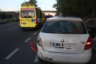 Herido un motorista de 18 años al chocar contra un turismo en la Vía Helmántica