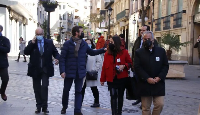 Pablo Casado paseando por las calles de Salamanca | Fotos: Andrea M