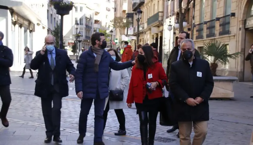 Pablo Casado paseando por las calles de Salamanca | Fotos: Andrea M