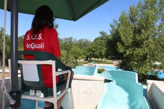 Socorristas en la piscina de la Aldehuela.