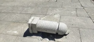 Bolardo de piedra derribado en la calle Arco. Fotos S24H