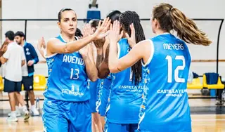 Las jugadoras de Perfumerías Avenida se saludan antes de medirse a Neptunas | FOTO CB AVENIDA