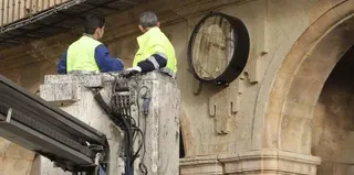 La retirada del medallón de Franco de la Plaza Mayor, para después de Semana Santa