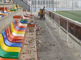 Suciedad en el campo de fútbol de Carbajosa