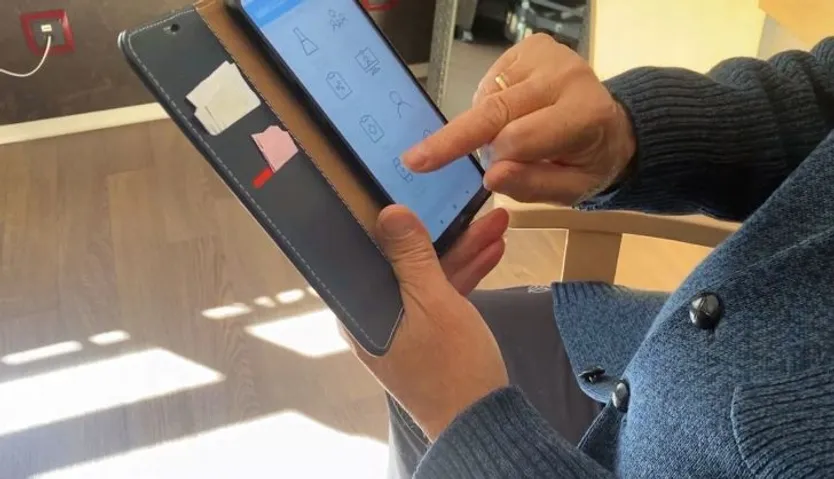 Enrique primer plano interactuando con la plataforma ok